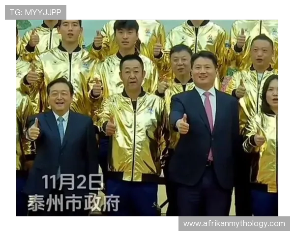 苏超泰州英雄大会盛大举行市民夹道欢迎泰州队荣耀凯旋庆功欢腾全城